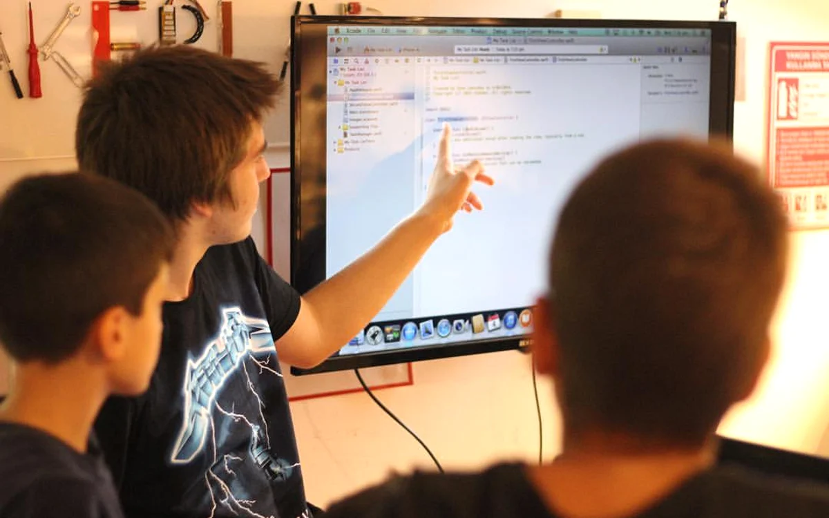 Atalay Huryasar explaining material on a screen to workshop participants.